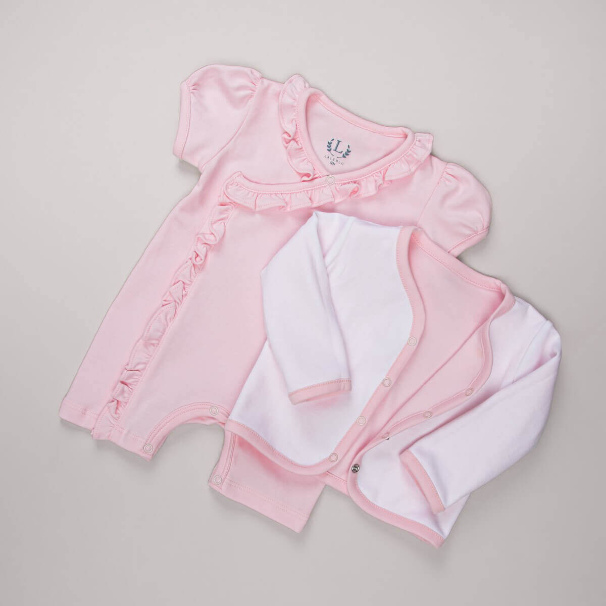 Macacão e casaco em algodão Pima na cor rosa da marca Laleblu.