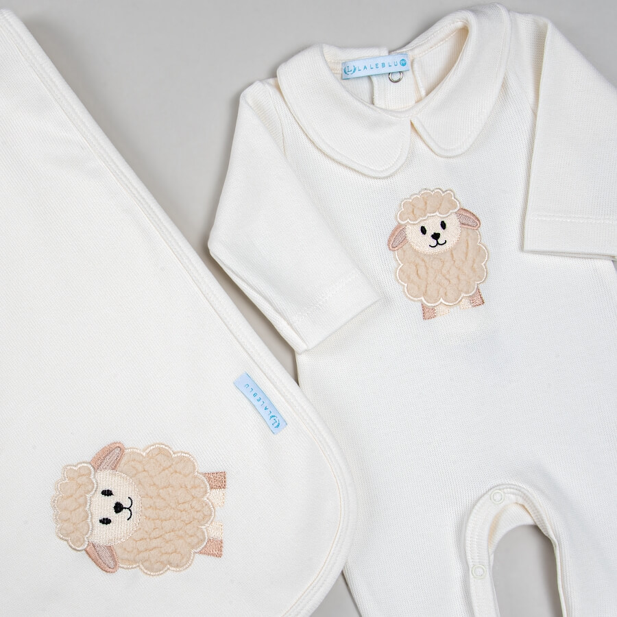 Macacão e Manta para Bebê Tricotil - Carneirinho - Bege da Laleblu.