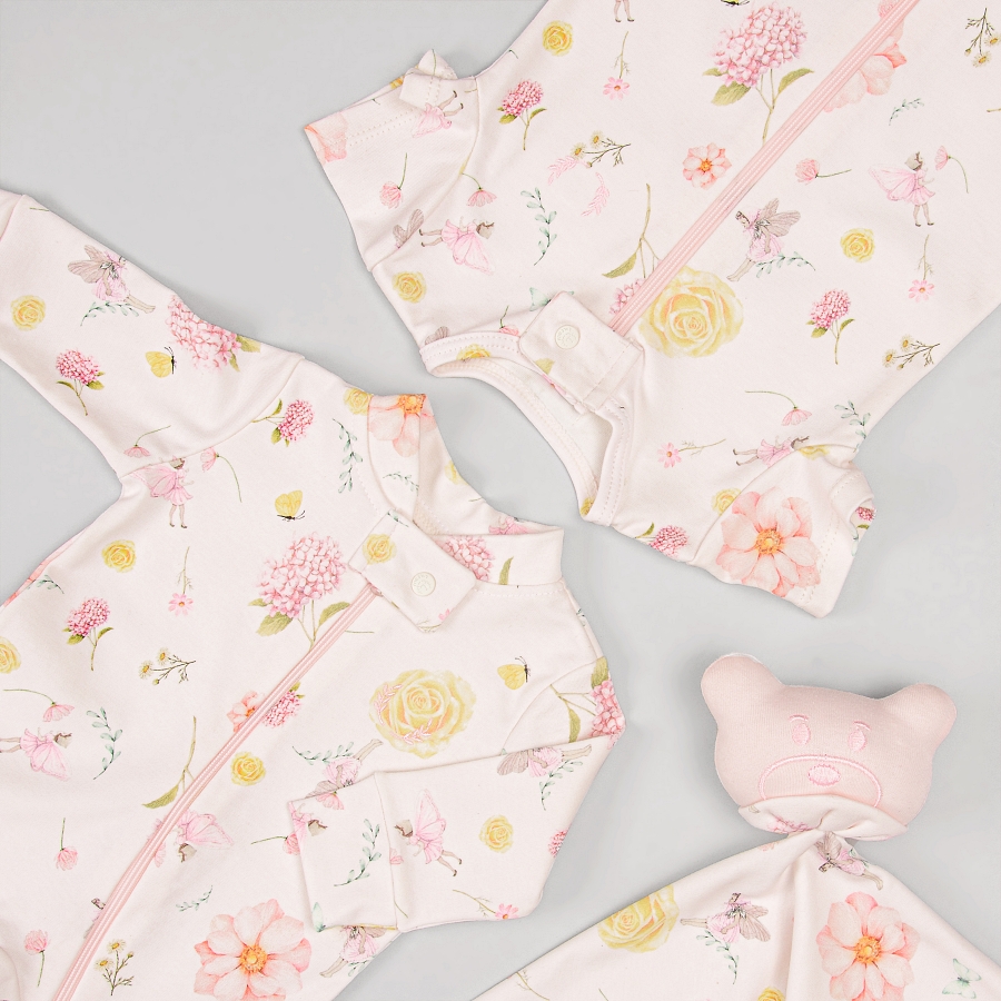Macacões e naninha de algodão Egípcio com estampa de fadinhas rosa da marca Laleblu.