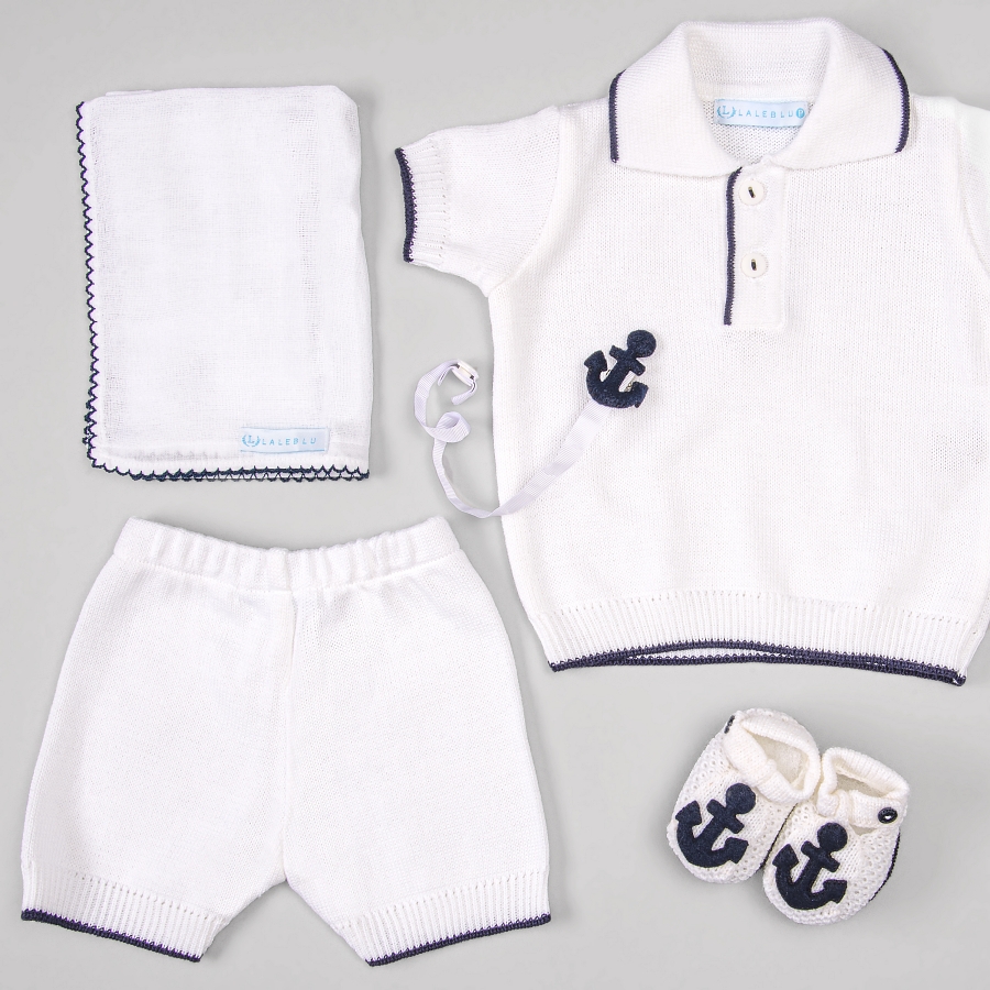 Conjunto short, blusa, lenço e sapatinhos Eurico de tricot  da marca Laleblu.
