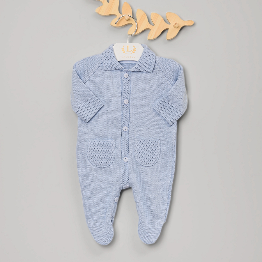 Macacão do modelo José na cor Blue Sky da amrca Laleblu.
