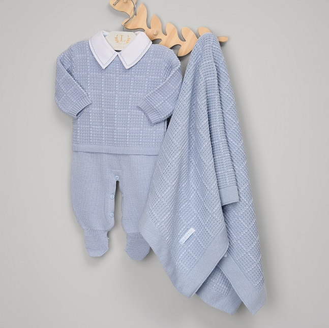 Macacão e Manta Diego nas cores Blue Sky e Branco da marca Laleblu.