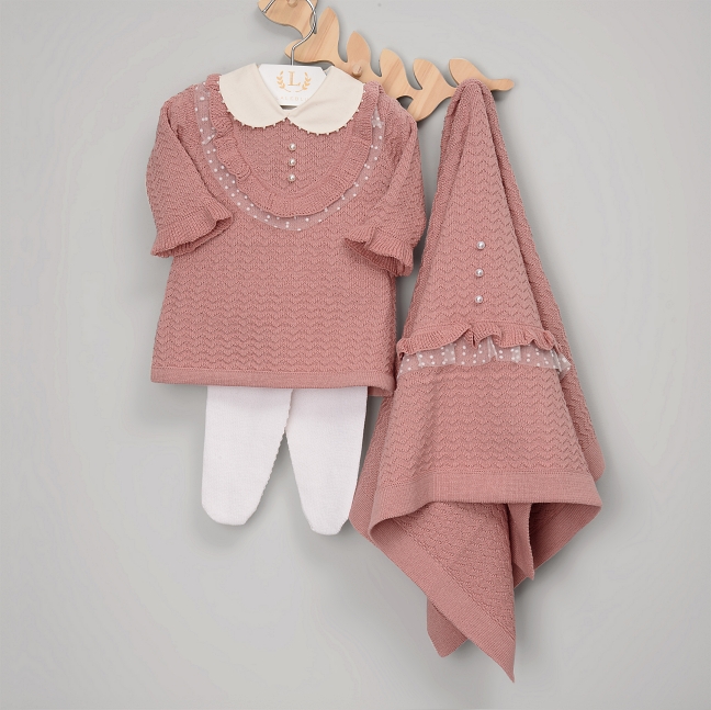 conjunto Vestido, Calça e Manta Virgínia em tom Rosê com detalhes em pérolas e cristais da marca Laleblu.