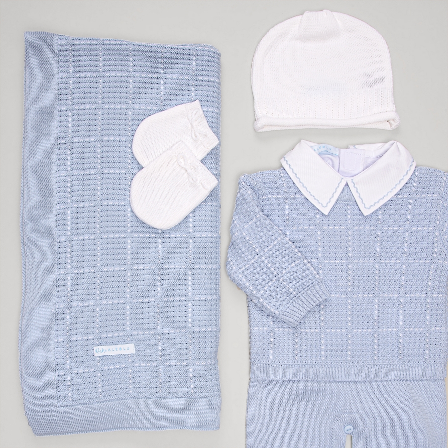 Macacão e Manta Diego nas cores Blue Sky e Branco da marca Laleblu, juntamente com touca e luvas brancas.