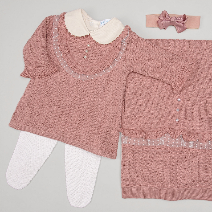 conjunto Vestido, Calça e Manta Virgínia em tom Rosê com detalhes em pérolas e cristais da marca Laleblu com tiara.