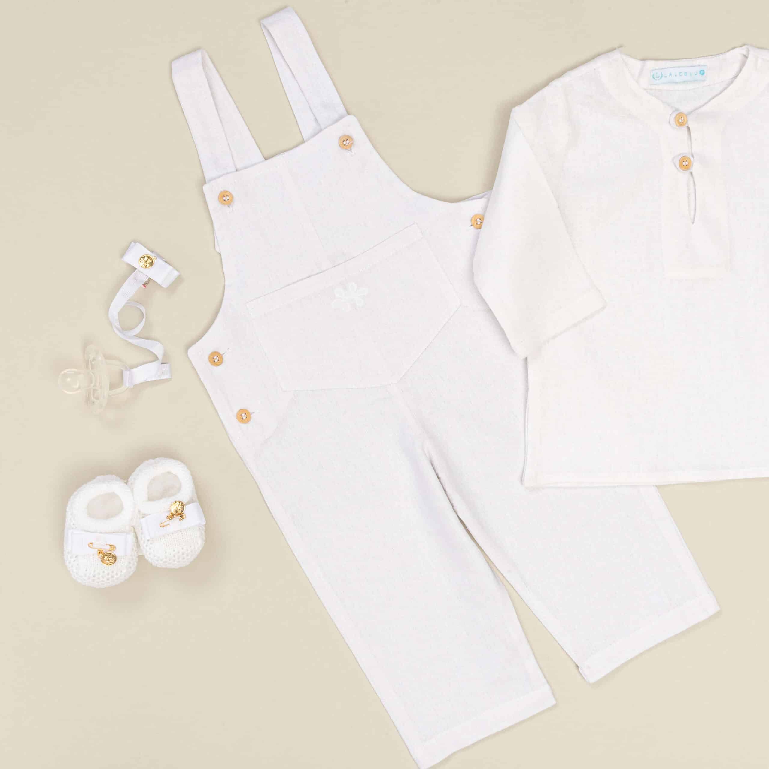 Jardineira Longa - Linho - Batizado, camiseta, sapatos e prendedor de chupeta da marca Laleblu.
