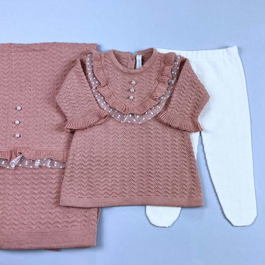 conjunto Vestido, Calça e Manta Virgínia em tom Rosê com detalhes em pérolas e cristais da marca Laleblu.